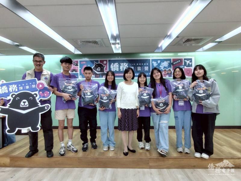 榮幼娥主任秘書頒發成果發表第一名組別獎品