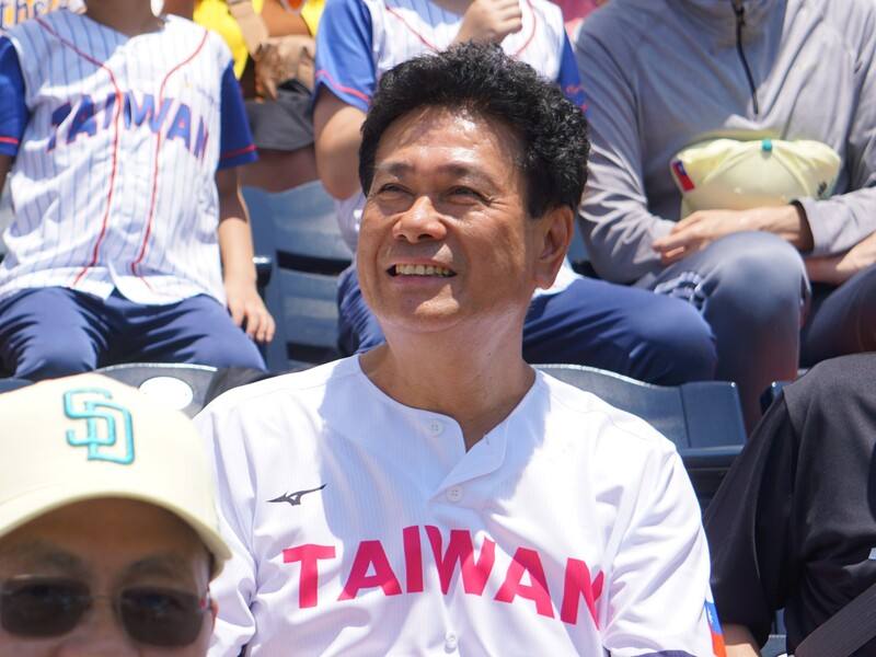 台灣職棒的退役球星陳義信（圖）受邀為美國職棒聖地牙哥教士隊主場的台灣日開球。開球之後他在觀眾席看比賽，感受現場氣氛。