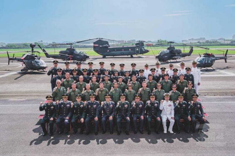 陸軍航空特戰指揮部舉行飛訓部「飛行軍官班76期結訓典禮」。（陸軍飛訓部提供）