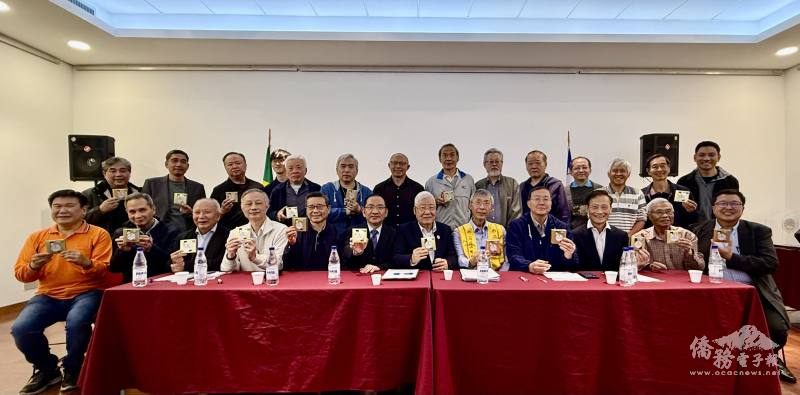 主任委員許永隆贈送每位爸爸一份小禮物