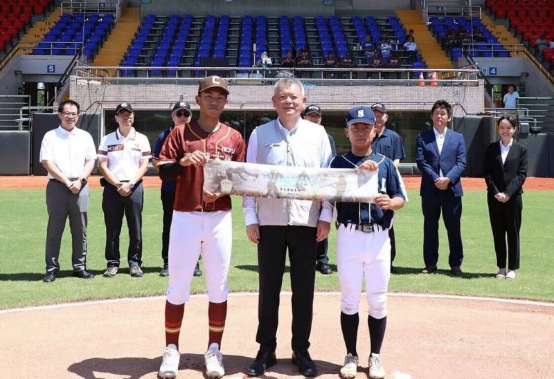 國立嘉義大學與日本四國地區大學野球連盟的棒球交流賽，11、12日在嘉義市立棒球場開打；賽前雙方互換紀念品，前中為嘉義市副市長林瑞彥。（嘉義市政府提供）