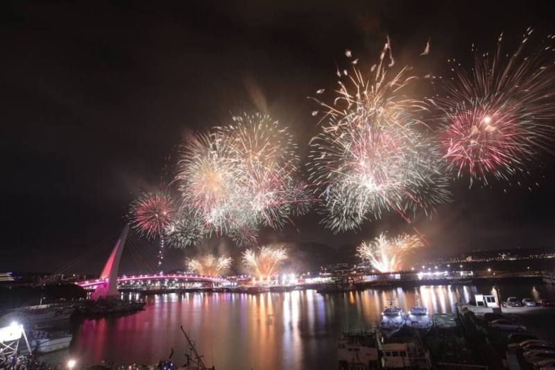 為配合淡江大橋即將完工，今年淡水漁人碼頭仲夏繽紛樂品牌擴大辦理，10日晚間煙火秀揭開活動序幕。（漁業處提供）