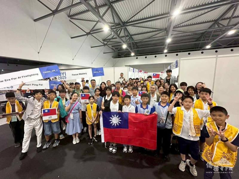 國立臺灣師範大學工業教育學系教授洪榮昭帶領35隊臺灣代表選手參賽