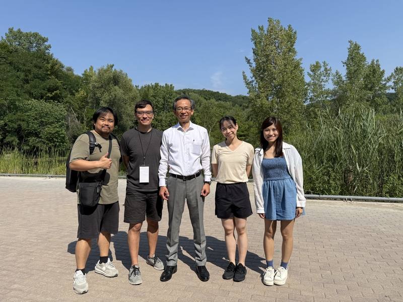 駐多倫多辦事處長梁毅鵬（中）觀賞加拿大多倫多夏日藝術節其中2部台灣作品「自由步」系列演出，與藝術節藝術總監考德威爾（Michael Caldwell，左2）、驫舞劇場團長蘇威嘉（左1）和表演者陳珮榕（右2）等人合影。