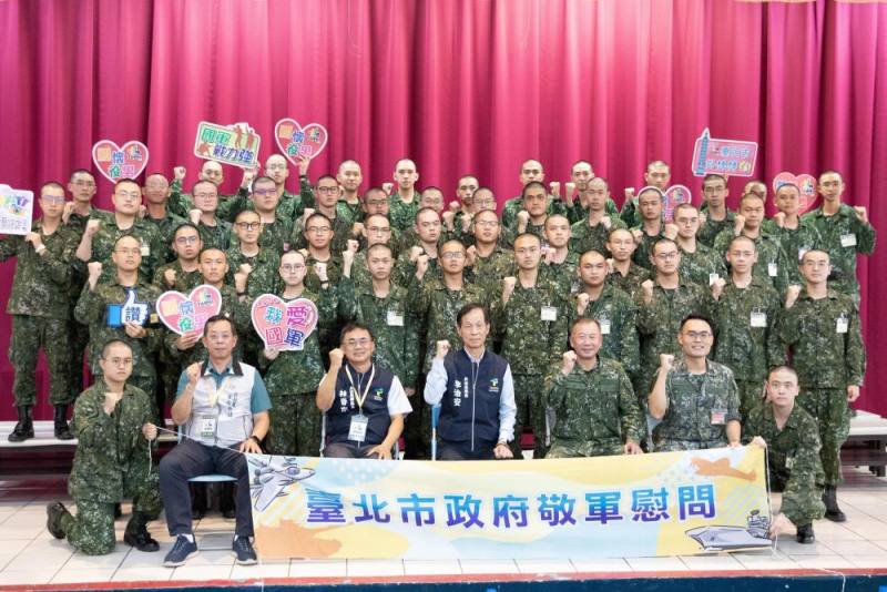 臺北市政府兵役局局長李治安代表市長蔣萬安前往臺中成功嶺營區慰問市籍役男。（軍聞社記者卓以立攝）
