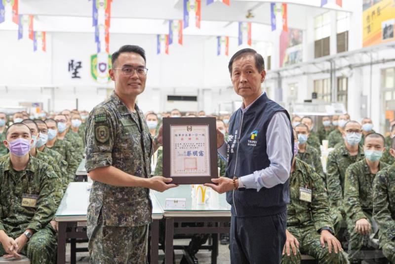 步兵101旅回贈感謝狀。（軍聞社記者卓以立攝）
