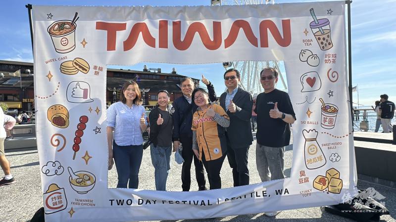 觀光署駐舊金山辦事處主任李思賢(左4)、西雅圖文教中心主任王偉讚(右2)，與長榮航空、達美航空、中華航空、星宇航空代表合照