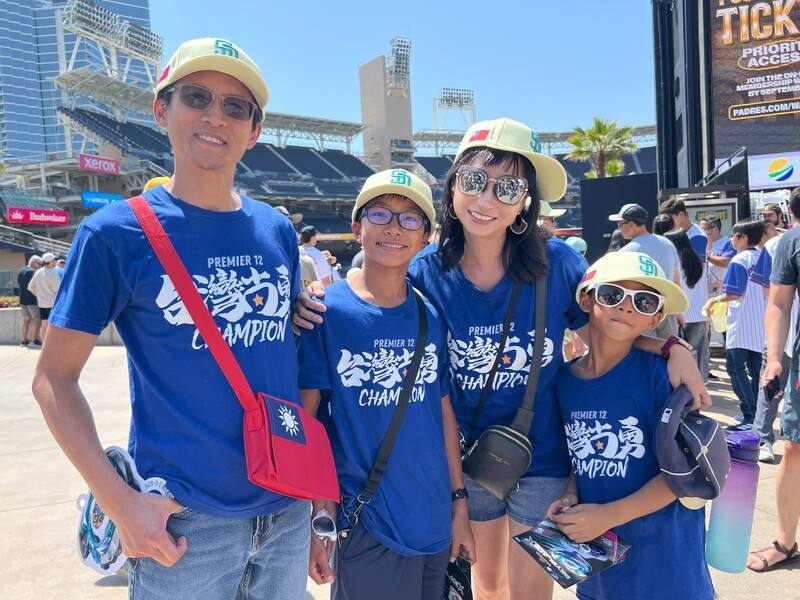 美國職棒聖地牙哥教士隊舉行台灣日活動，僑民一家身穿台灣隊在世界棒球12強賽的「台灣尚勇」T恤參與。
