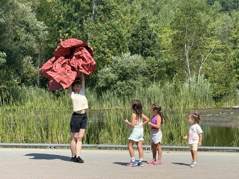 驫舞劇場「自由步—造山運動」在加拿大多倫多夏日藝術節戶外演出，吸引路過的大人小孩或駐足圍觀或驚豔讚嘆。