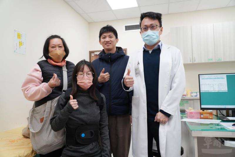 國軍臺中總醫院骨科醫療團隊協助25歲林小姐完成脊椎側彎手術，術後恢復良好。（國軍臺中總醫院提供）