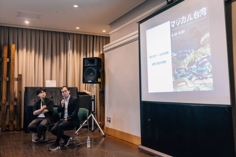 「魔幻臺灣—臺灣文學展」首場講座由作家張嘉祥（左）與朱宥勳（右）以「聽見鬼神的語氣—從歌詞到故事的文學聲音」為題進行對談，分享臺灣在地文學如何透過多媒介講鬼說神。