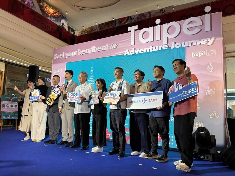 台北市政府觀光傳播局9日在馬尼拉BGC新興發展區的SM Aura購物商場舉辦為期2天的「台北心動之旅」觀光推廣活動，駐菲副代表楊登仕（左5）、台北市觀光傳播局人員、台菲旅遊業者合影。