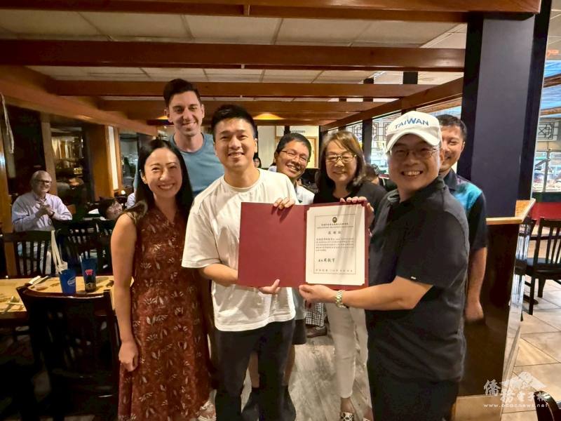 駐邁阿密辦事處致贈感謝狀予有功僑團