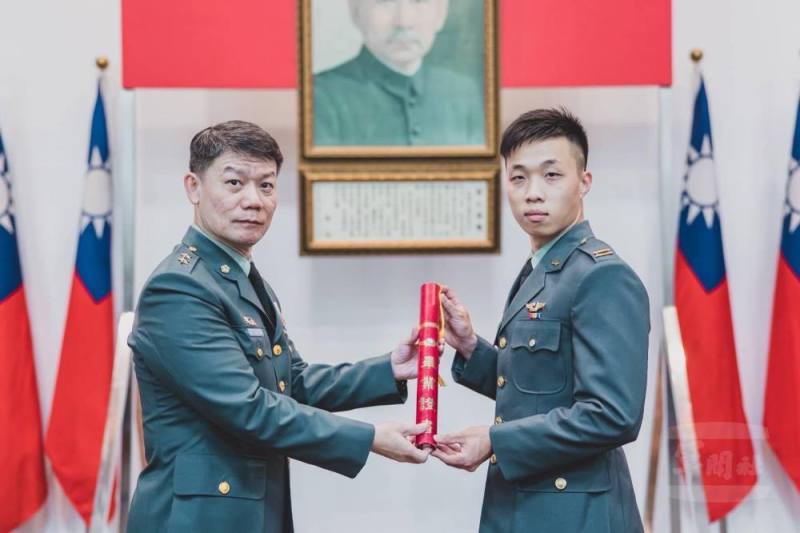 航特部指揮官楊中將頒發結訓學員結業證書。（陸軍飛訓部提供）