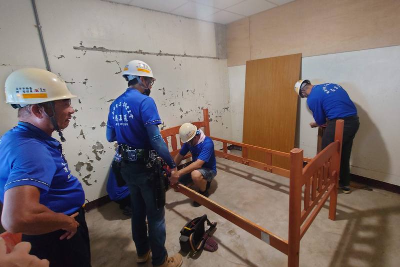 台南市做工行善團10日為七股區弱勢家庭修繕因風災受損房屋，木工工會出動多名志工進場施作。