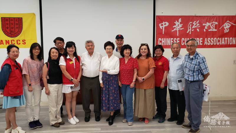 活動籌備人員與夏祖焯(左六)合影