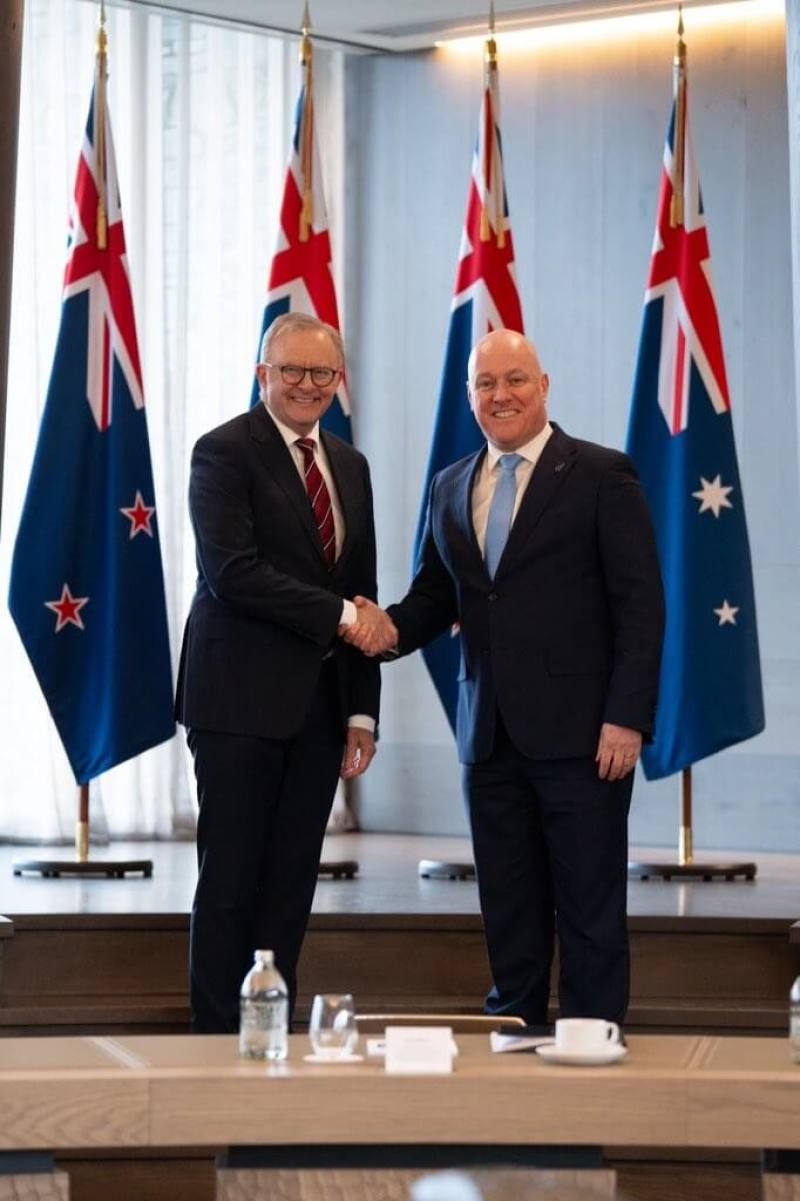 澳洲總理艾班尼斯（左）與紐西蘭總理盧克森（右）9日會晤。（圖取自x.com/chrisluxonmp）