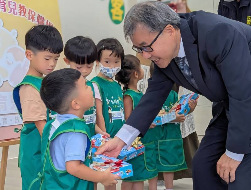 鄭英耀部長致贈幼生代表禮物