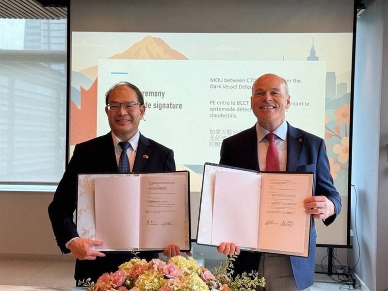 Taiwan's envoy to Canada Harry Tseng (left) and Canadian Trade Office in Taipei representative Jim Nickel. Photo courtesy of MOFA