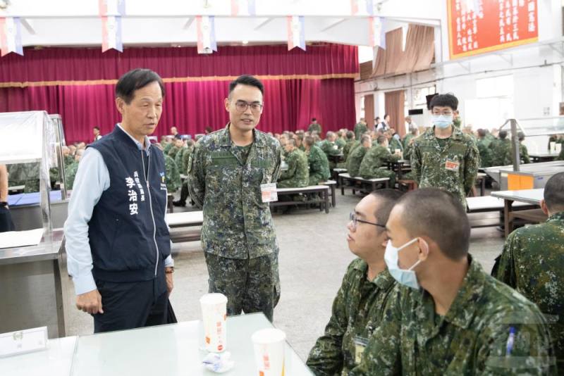 臺北市政府兵役局局長李治安勉勵役男。（軍聞社記者卓以立攝）