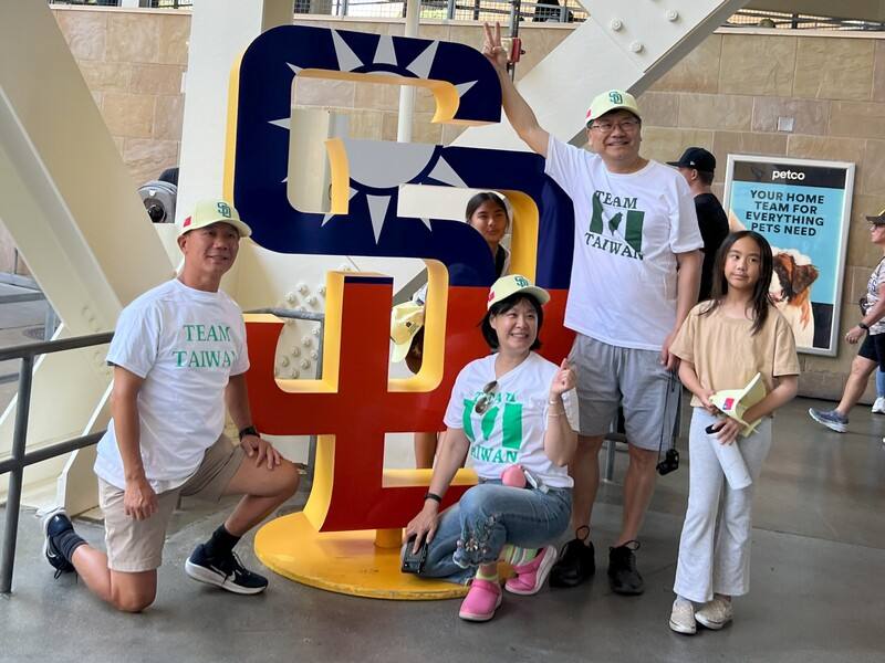 美國職棒聖地牙哥教士隊10日舉行台灣日主題活動，球場一角的SD隊徽也以中華民國國旗的圖樣亮相。台灣僑民身穿Team Taiwan的T恤上前合照。
