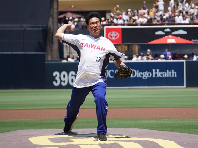 台灣職棒的傳奇投手62歲陳義信（圖）10日身穿背號17號的Taiwan球衣，在美國職棒大聯盟的聖地牙哥教士主場開球。