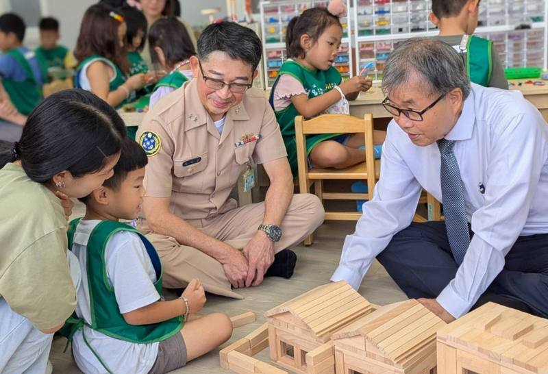 鄭英耀部長與幼生進行積木好好玩活動