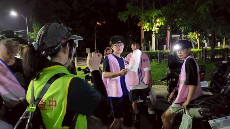 外來種亞洲錦蛙入侵南投，中興新村成為熱區，草屯鎮及埔里鎮也有民眾通報，因亞洲錦蛙繁殖力高，縣府結合社區組成移除小隊，邀專家學者舉辦教育訓練課程，安排志工上課，帶領小隊成員進行巡查，日前成功移除8隻成體與亞成體的亞洲錦蛙。（南投縣政府提供）