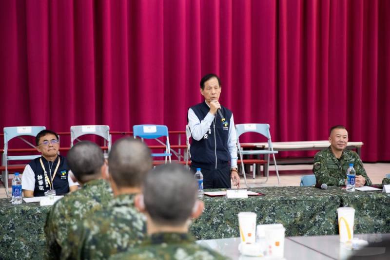 臺北市政府兵役局局長李治安勉勵役男，服役期間的經歷必將成為人生中寶貴回憶。（軍聞社記者卓以立攝）