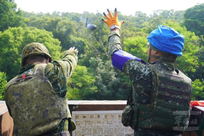 陸軍步兵302旅實施手榴彈實彈投擲訓練。（陸軍第十軍團提供）