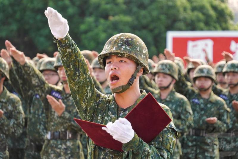 宣誓代表引領全體役男齊聲立誓。（302旅提供）