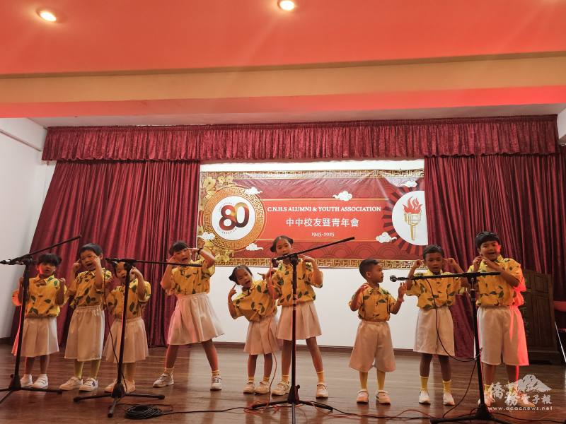 年輕學員表演童謠《月光光 》和唱跳《 虎姑婆》