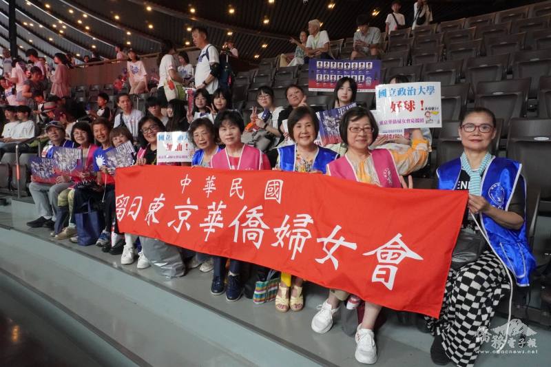 旅日僑胞合影留念