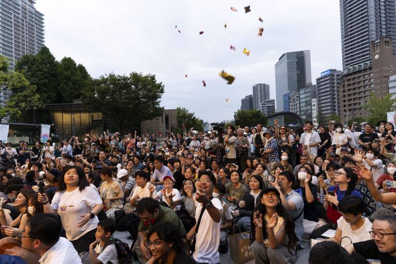 「We_TAIWAN」在大阪中央公會堂前廣場舉辦各項表演活動，總吸引民眾及遊客熱情跟隨、拍照記錄，並積極與演出團隊互動。