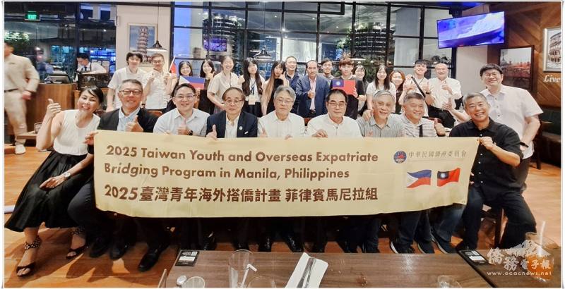 僑胞與團員合影