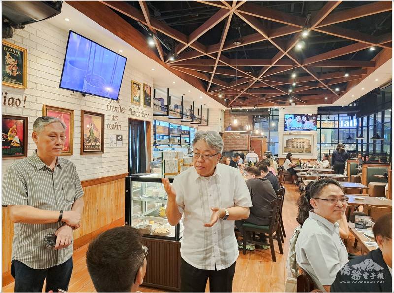 駐菲律賓代表處公使楊登仕（中）勉勵同學珍惜參訪機會，多多交流與學習