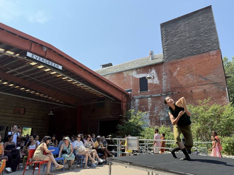驫舞劇場「自由步—一盞燈的景身」在加拿大多倫多夏日藝術節戶外演出，右為表演者方妤婷。