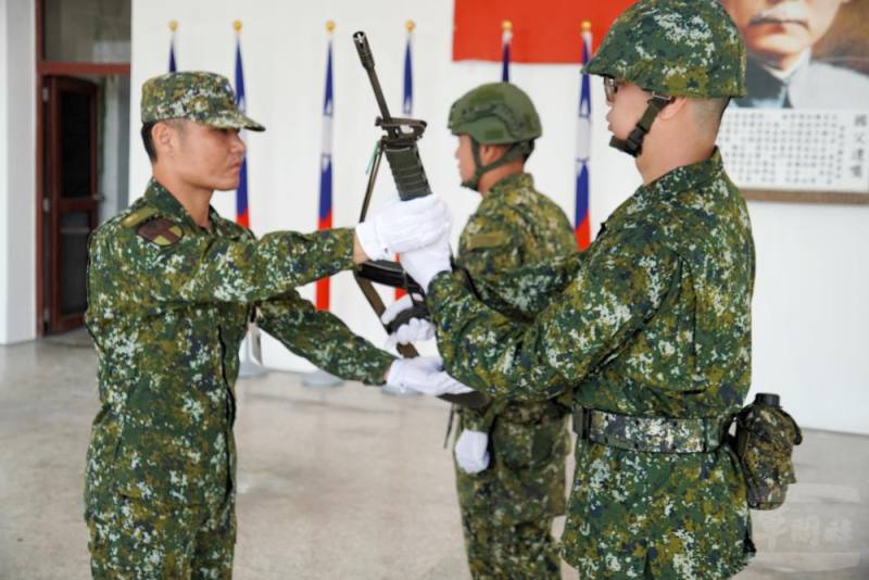 授槍代表接下象徵軍人護國使命步槍。（302旅提供）