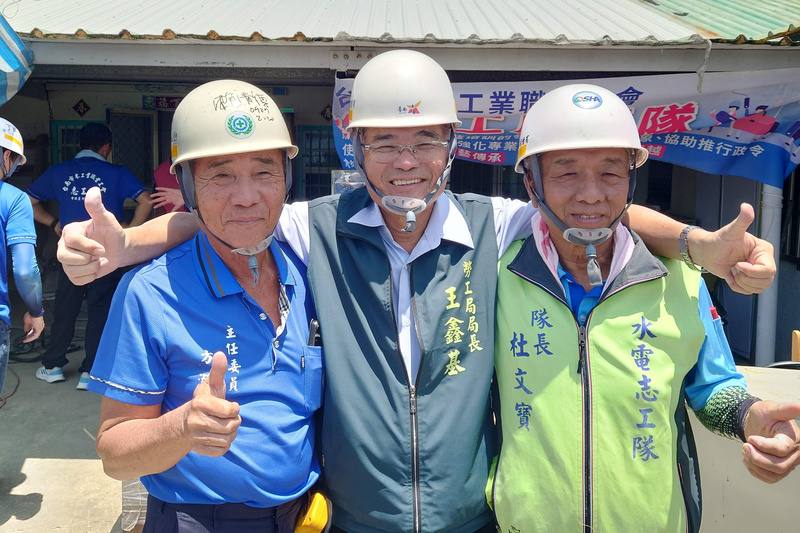 台南市做工行善團10日到七股區修繕風災受損房屋，團長方澄科（左）與台南市電氣業職業工會理事長杜文寶（右）親自投入，台南市勞工局長王鑫基（中）也到場。