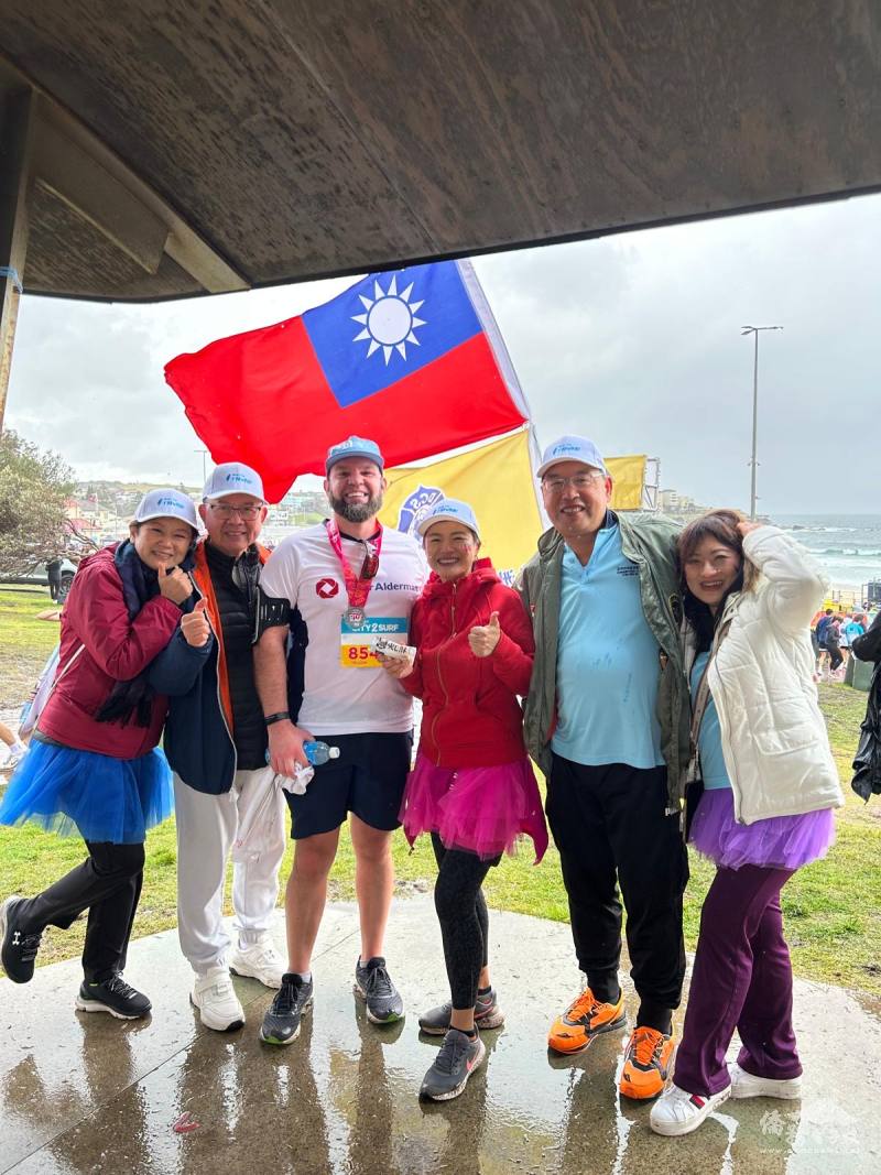 澳洲新南威爾斯國際傑人會協助於終點站設立補給站迎接完賽跑者