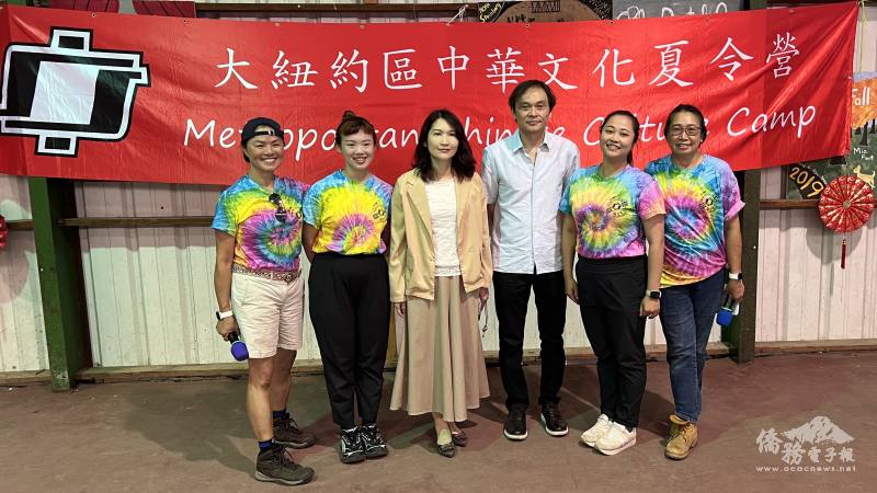 紐約文教中心主任王怡如到場給團隊加油，左起：夏令營營長聶彩雲、特派老師吳佩芹、王怡如、新澤西中文學校協會會長戴松昌、特派老師吳宇婷、夏令營營長杜華寧