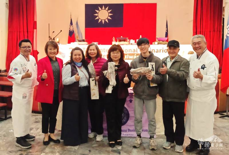 阿根廷僑領、僑胞與名廚潘岱儒、詹志強合影（中為駐阿根廷代表處大使謝妙宏）