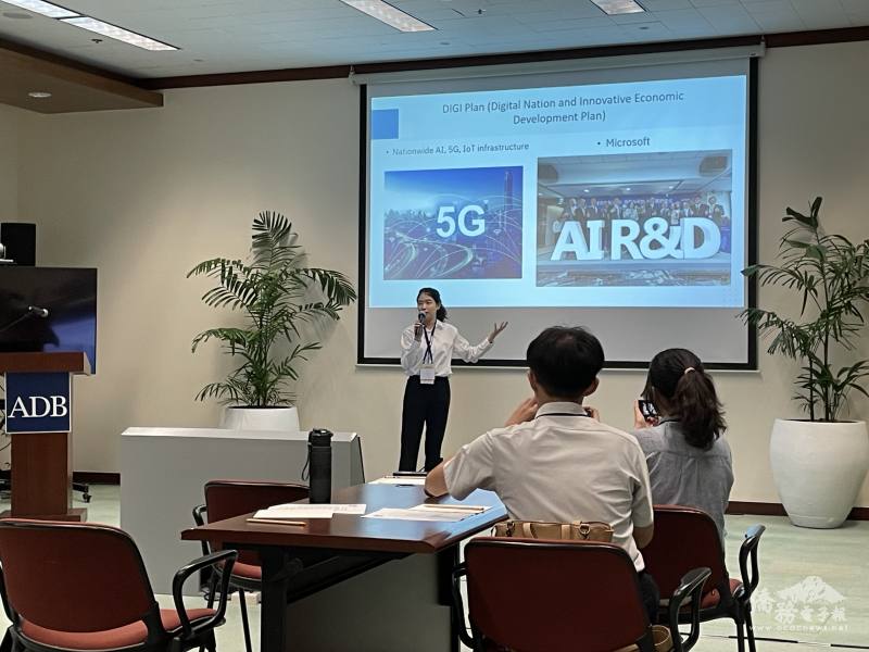 臺灣青年代表以英文簡報介紹臺灣與高科技產業，展現自信與國際溝通能力