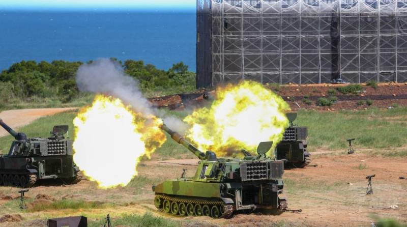 M109A2自走砲射擊，展現熾盛火力。（軍聞社記者侯凱議攝）