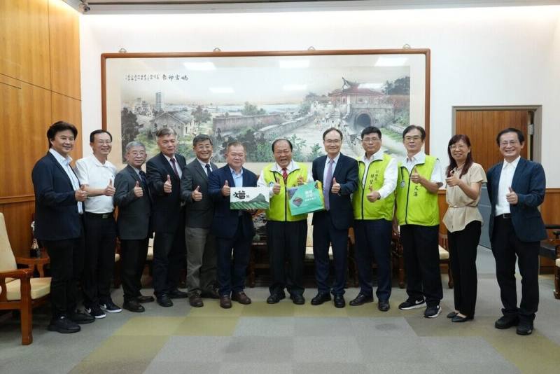 中興大學副校長蔡清標（右5）11日帶隊赴澎湖縣政府拜會縣長陳光復（右6），雙方就淨零碳排、藍碳策略、智慧城市及遠距照護等議題深入交流，12日並舉辦「澎湖永續創新發展座談會」