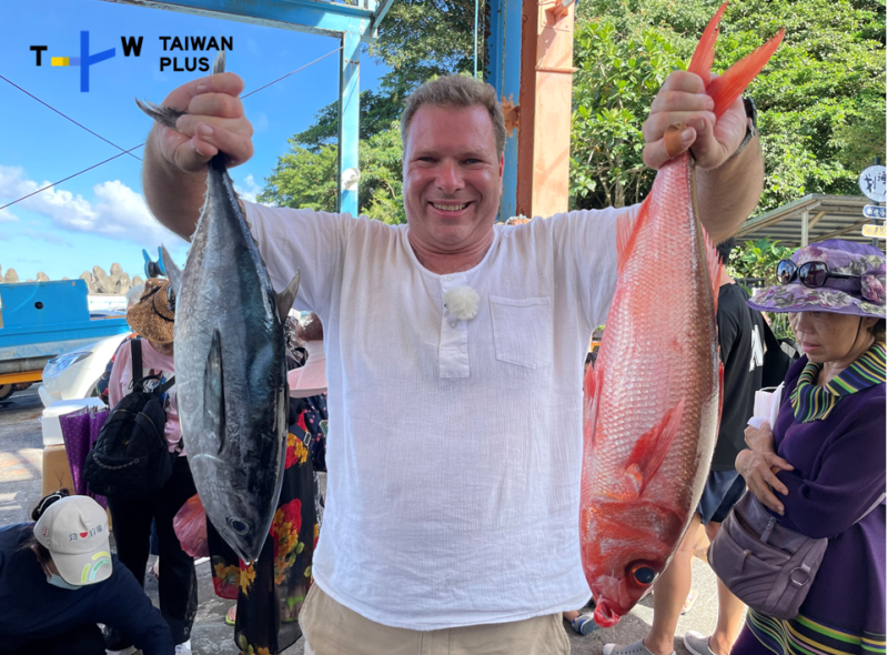 李豪已入籍台灣，開著漁船用《Happy Fisherman》這檔節目讓世界看見台灣(TaiwanPlus提供)