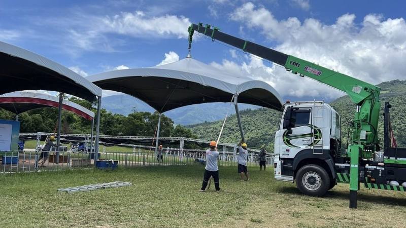 颱風楊柳持續進逼，台東縣正在舉辦的國際熱氣球嘉年華12日宣布取消13、14日的活動，並加強防颱措施，在活動場地周邊的帳篷傍晚前將全數拆除。（民眾提供）