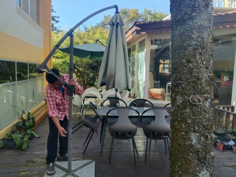 中央氣象署12日清晨發布颱風楊柳海上警報，清境農場人員加強樹枝修剪、備沙包、收整園區設施等防颱措施。（清境農場提供）