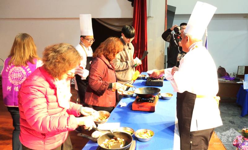 現場來賓挑戰廚藝競賽