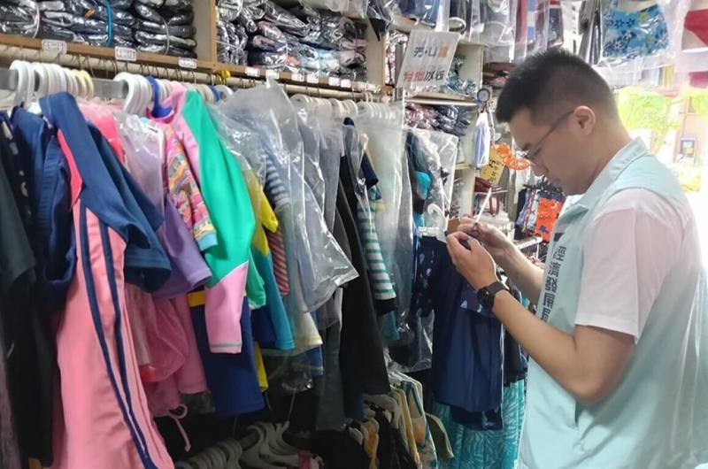 新北市經發局日前進行泳具商品標示專案抽查，共抽查448件商品，167件標示不合格，已要求立即下架並限期改善。（經發局提供）
